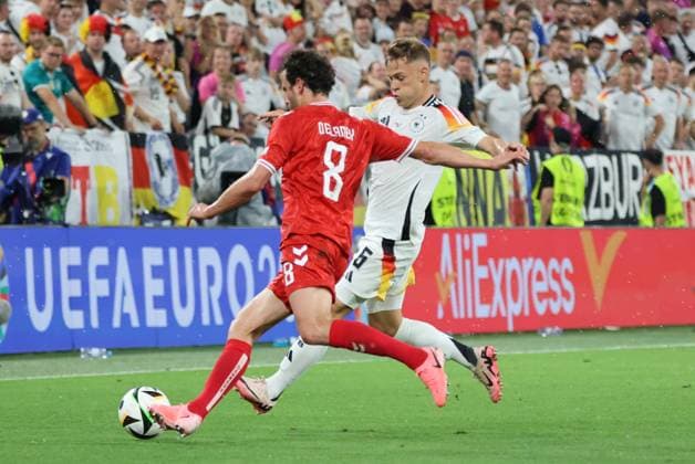 29.06.2024, Fussball, Herren, UEFA Europameisterschaft 2024, Achtelfinale, Deutschland - Dänemark, Joshua Kimmich (Deutschland), Thomas Delaney (Daenemark) Dortmund Signal-Iduna-Park Nordrhein-Westfalen Deutschland (DE) Copyright: xSebastianxBachx