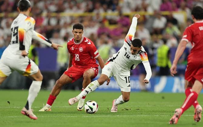 29.06.2024, Fussball Europameisterschaft, UEFA EURO, EM, Europameisterschaft,Fussball 2024, Deutschland - Dänemark, Achtelfinale, BVB Stadion Dortmund, v.l., Alexander Hartmann Bah (Dänemark), Jamal Musiala (Deutschland) Copyright: HMBxMedia