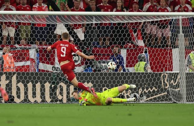 29.06.2024, Fussball Europameisterschaft, UEFA EURO, EM, Europameisterschaft,Fussball 2024, Deutschland - Dänemark, Achtelfinale, BVB Stadion Dortmund, v.l., Torchance von Rasmus Winther Hojlund, Torwart Manuel Neuer (Deutschland) geschlagen am Boden Copyright: HMBxMedia