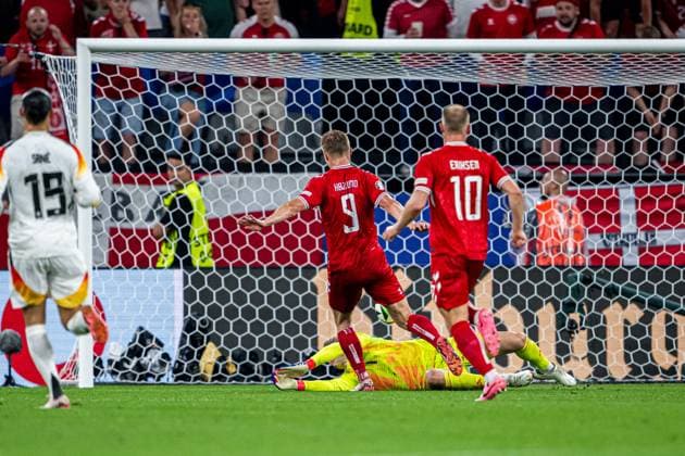 240629 Rasmus Hojlund of Denmark and goalkeeper Manuel Neuer of Germany during the UEFA EURO, EM, Europameisterschaft,Fussball 2024 Football Championship round of 16 match between Germany and Denmark on June 29, 2024 in Dortmund. Photo: Jesper Zerman BILDBYRAN kod JZ JZ0545 fotboll football soccer fotball fotbolls-em europamästerskap em uefa euro uefa european football championship euro 2024 tyskland germany danmark denmark bbeng Copyright: JESPERxZERMAN BB240629JZ074