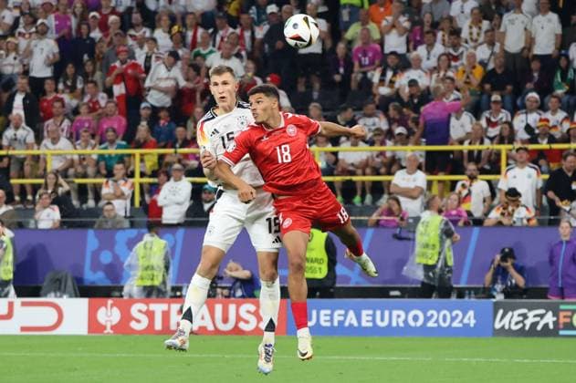 29.06.2024, Fussball, Herren, UEFA Europameisterschaft 2024, Achtelfinale, Deutschland - Dänemark, Nico Schlotterbeck (Deutschland) , Alexander Bah (Daenemark) Dortmund Signal-Iduna-Park Nordrhein-Westfalen Deutschland (DE) Copyright: xSebastianxBachx