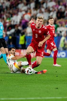 UEFA EURO, EM, Europameisterschaft,Fussball 2024: Deutschland - Dänemark; 29.06.2024 Ilkay Gündogan (Deutschland, 21) im Zweikampf mit Rasmus Winther Hojlund (Dänemark, 9). UEFA EURO 2024: Deutschland - Dänemark; BVB Stadion Dortmund, Dortmund am 29.06.2024 Copyright: xBEAUTIFULxSPORTS Wunderlx