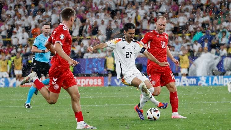 29.06.2024, Fussball, Euro 2024, Achtelfinale, Deutschland – Daenemark, GER, Dortmund, BVB Stadion Bild: v. li. Joakim Mahle (Denmark, 5), Ilkay Guendogan (Germany, 21) und Christian Eriksen (Denmark, 10) Copyright: HMBxMedia xHeikoxBecker