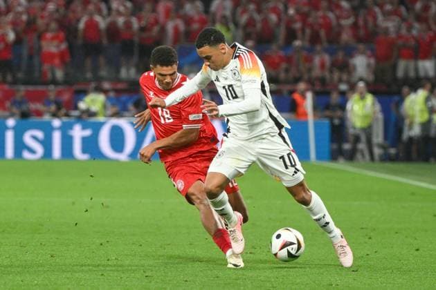 Fußball, Herren, Saison 2023 24, Euro EM 2024 (Achtelfinale in Dortmund), Deutschland - Dänemark, Alexander Bah (Dänemark) und Jamal Musiala (Deutschland) im Zweikampf , 29.06. 2024, Copyright: xMatthiasxKochx