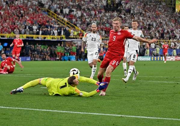 29.06.2024, Fussball UEFA EURO, EM, Europameisterschaft,Fussball 2024, Achtelfinale, Deutschland - Dänemark, in der BVB-Arena Dortmund, Rasmus Höjlund (Dänemark) scheitert an Torwart Manuel Neuer (Deutschland)