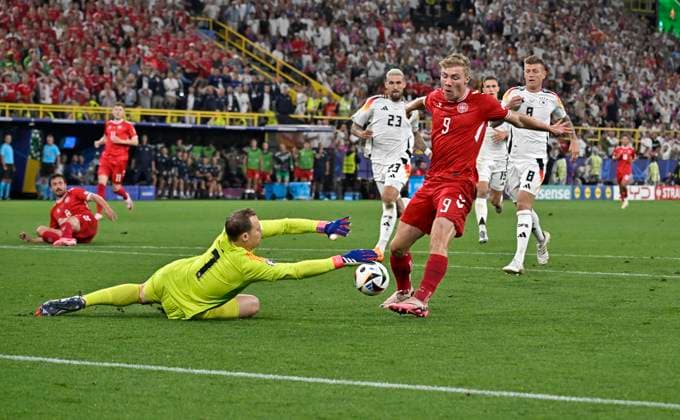 29.06.2024, Fussball UEFA EURO, EM, Europameisterschaft,Fussball 2024, Achtelfinale, Deutschland - Dänemark, in der BVB-Arena Dortmund, Rasmus Höjlund (Dänemark) scheitert an Torwart Manuel Neuer (Deutschland)