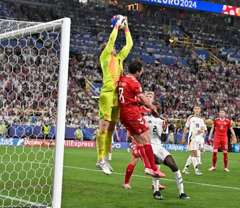 29.06.2024, Fussball UEFA EURO, EM, Europameisterschaft,Fussball 2024, Achtelfinale, Deutschland - Dänemark, in der BVB-Arena Dortmund, Thomas Delaney (Dänemark) scheitert an Torwart Manuel Neuer (Deutschland)