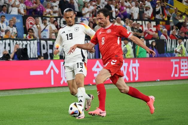 29.06.2024, Fussball, Herren, UEFA Europameisterschaft 2024, Achtelfinale, Deutschland - Dänemark, Leroy Sane (Deutschland), Thomas Delaney (Daenemark) Dortmund Signal-Iduna-Park Nordrhein-Westfalen Deutschland (DE) Copyright: xSebastianxBachx