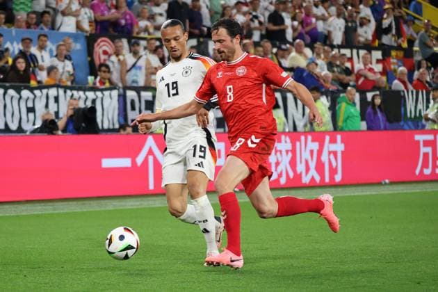 29.06.2024, Fussball, Herren, UEFA Europameisterschaft 2024, Achtelfinale, Deutschland - Dänemark, Leroy Sane (Deutschland), Thomas Delaney (Daenemark) Dortmund Signal-Iduna-Park Nordrhein-Westfalen Deutschland (DE) Copyright: xSebastianxBachx