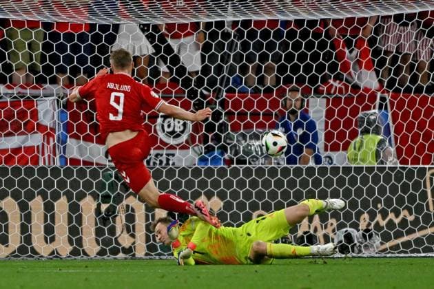 29.06.2024, xpsx, Fussball EM 2024 1 8 Finale, Deutschland - Dänemark emspor, v.l. Manuel Neuer (Deutsche Fussball Nationalmannschaft DFB) Rasmus Winther Hojlund (Dänemark Daenemark) Zweikampf, Aktion, action, battle for the ball (DFL DFB REGULATIONS PROHIBIT ANY USE OF PHOTOGRAPHS as IMAGE SEQUENCES and or QUASI-VIDEO) Dortmund