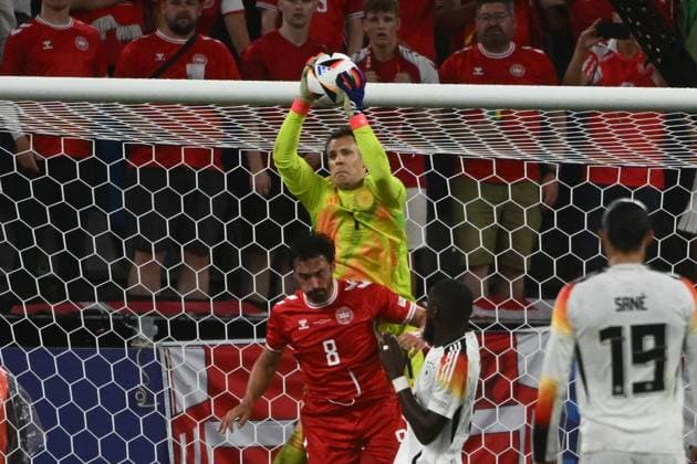29.06.2024, xpsx, Fussball EM 2024 1 8 Finale, Deutschland - Dänemark emspor, v.l. Manuel Neuer (Deutsche Fussball Nationalmannschaft DFB) Thomas Joseph Delaney (Dänemark Daenemark) Zweikampf, Aktion, action, battle for the ball (DFL DFB REGULATIONS PROHIBIT ANY USE OF PHOTOGRAPHS as IMAGE SEQUENCES and or QUASI-VIDEO) Dortmund