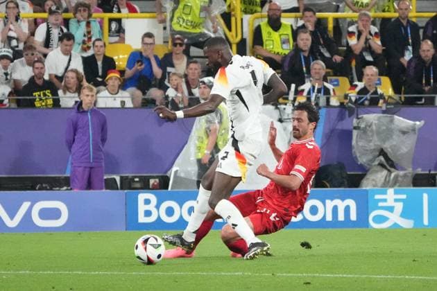 Antonio Rüdiger (Deutschland Germany, 02) läuft Thomas Delaney (Dänemark, Denmark, 08) dejn Ball ab - Dortmund 29.06.2024: Deutschland vs. Dänemark, EURO2024 M37, Achtelfinale, EM-Arena Dortmund
