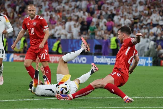 29.06.2024, Fussball, Herren, UEFA Europameisterschaft 2024, Achtelfinale, Deutschland - Dänemark, Leroy Sane (Deutschland), Christian Eriksen (Daenemark), Pierre-Emile Hoejbjerg (Daenemark) Dortmund Signal-Iduna-Park Nordrhein-Westfalen Deutschland (DE) Copyright: xSebastianxBachx