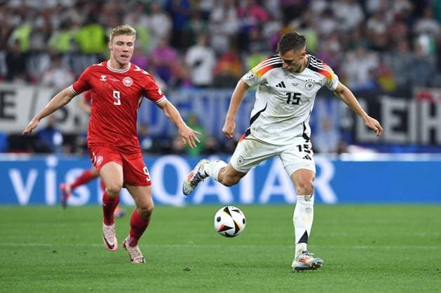 Fußball UEFA EURO, EM, Europameisterschaft,Fussball 2024 Achtelfinale Deutschland - Dänemark am 29.06.2024 im BVB Stadion Dortmund in Dortmund Rasmus Hojlund ( Dänemark ), links - Nico Schlotterbeck ( Deutschland ), rechts