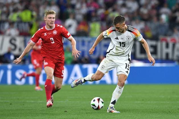 Fußball UEFA EURO, EM, Europameisterschaft,Fussball 2024 Achtelfinale Deutschland - Dänemark am 29.06.2024 im BVB Stadion Dortmund in Dortmund Rasmus Hojlund ( Dänemark ), links - Nico Schlotterbeck ( Deutschland ), rechts
