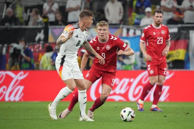 Toni Kroos (Deutschland Germany, 08) gegen Rasmus Hojlund (Dänemark, Denmark, 09) - Dortmund 29.06.2024: Deutschland vs. Dänemark, EURO2024 M37, Achtelfinale, EM-Arena Dortmund