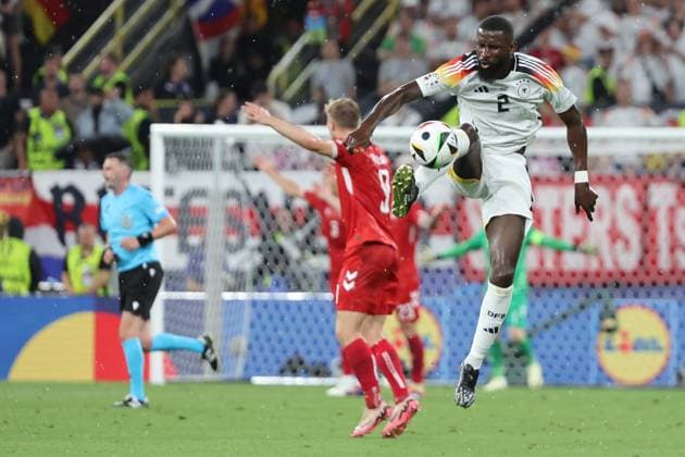 Ballannahme Antonio Rüdiger (Deutschland, Nr. 2) , Achtelfinale M37, GER - DEN, Fussball Europameisterschaft, Deutschland gegen Dänemark, European Football Championship, Germany vs. Denmark, Dortmund, 29.06.2024, -