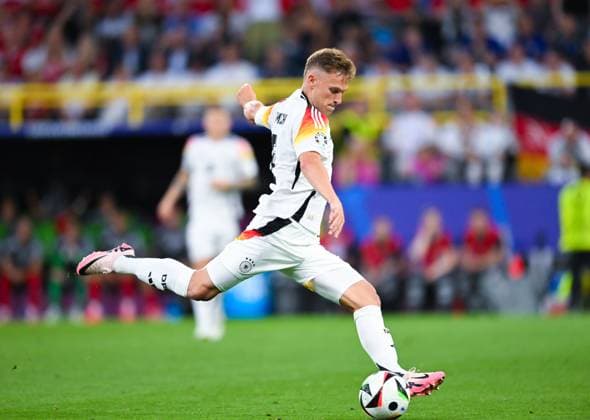 Joshua Kimmich (Germany) in Aktion, UEFA EURO, EM, Europameisterschaft,Fussball 2024 - Round of 16, Germany vs Denmark, BVB Stadion Dortmund am 29. June 2024 in Dortmund, Deutschland. (Foto von Silas Schueller DeFodi Images) Joshua Kimmich (Germany) controls the ball, UEFA EURO 2024 - Round of 16, Germany vs Denmark, BVB Stadium Dortmund on June 29, 2024 in Dortmund, Germany. (Photo by Silas Schueller DeFodi Images) Defodi-738_738_GERDEN_20240629_176
