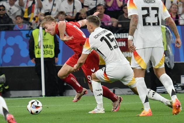 v. li. im Zweikampf Rasmus Hojlund 9 (Denmark) Nico Schlotterbeck 15 (Germany) 29.06.2024 Fussball Europameisterschaft in Deutschland Deutschland vs Denmark, Signal Iduna Park, Dortmund, NRW Germany