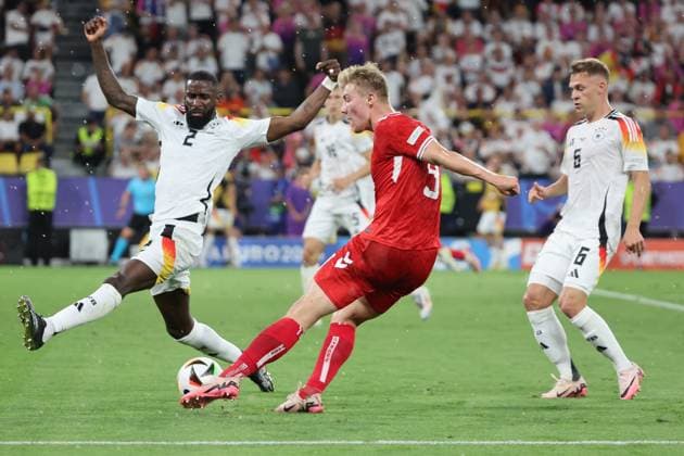 Rasmus Höjlund (Dänemark, Nr. 9) im Zweikampf mit Antonio Rüdiger (Deutschland, Nr. 2) , Achtelfinale M37, GER - DEN, Fussball Europameisterschaft, Deutschland gegen Dänemark, European Football Championship, Germany vs. Denmark, Dortmund, 29.06.2024, -