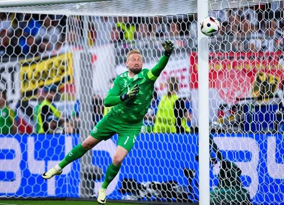 Torwart Kasper Schmeichel (Denmark) zeigt eine Parade waehrend des Achtelfinalspiels der UEFA EURO, EM, Europameisterschaft,Fussball 2024 zwischen Deutschland und Dänemark, BVB Stadion Dortmund am 29. June 2024 in Dortmund, Deutschland. (Foto von ) Torwart Kasper Schmeichel (Denmark) saves a ball during the UEFA EURO 2024 - Round of 16 match between Germany and Denmark at BVB Stadium Dortmund on June 29, 2024 in Dortmund, Germany. (Photo by ) Defodi-738_738_GERDEN_20240629_185