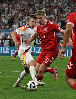 29.06.2024, xsltx, Fussball EM 2024 1 8 Finale, Deutschland - Dänemark emspor, v.l. Nico Schlotterbeck (Deutsche Fussball Nationalmanschaft DFB), Rasmus Winther Hojlund (Dänemark Daenemark) (DFL DFB REGULATIONS PROHIBIT ANY USE OF PHOTOGRAPHS as IMAGE SEQUENCES and or QUASI-VIDEO) Dortmund