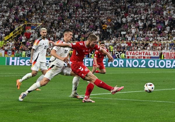 29.06.2024, xsltx, Fussball EM 2024 1 8 Finale, Deutschland - Dänemark emspor, v.l. Nico Schlotterbeck (Deutsche Fussball Nationalmanschaft DFB), Rasmus Winther Hojlund (Dänemark Daenemark) (DFL DFB REGULATIONS PROHIBIT ANY USE OF PHOTOGRAPHS as IMAGE SEQUENCES and or QUASI-VIDEO) Dortmund