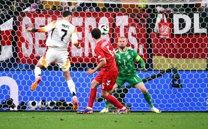 Fussball, Europameisterschaft, EURO 2024, Achtelfinale, Signal Iduna Park Dortmund: Deutschland - Dänemark; Torchance Kai Havertz (GER) gegen Kasper Schmeichel (DEN). Aktion