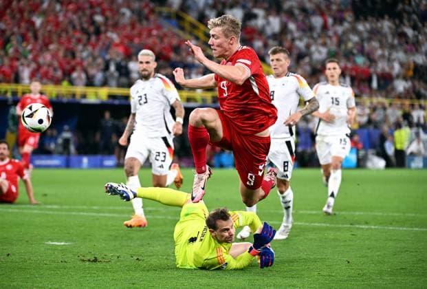 Fussball, Europameisterschaft, EURO 2024, Achtelfinale, Signal Iduna Park Dortmund: Deutschland - Dänemark; Rasmus Hojlund (DEN), Manuel Neuer (GER). Aktion