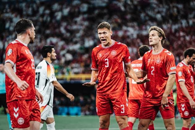 Fußball Herren UEFA-Fußball-Europameisterschaft 2024 Achtelfinale Deutschland vs. Dänemark 29.06.2024 Jannik Vestergaard ( 3, Dänemark) mitte beruhig seine Mitspieler Dortmund BVB Stadion Dortmund Nordrhein-Westfalen Deutschland