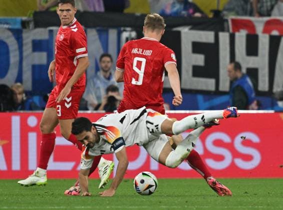 29.06.2024, xsltx, Fussball EM 2024 1 8 Finale, Deutschland - Dänemark emspor, v.l. Rasmus Winther Hojlund (Dänemark Daenemark), Ilkay Gündogan (Deutsche Fussball Nationalmannschaft DFB) (DFL DFB REGULATIONS PROHIBIT ANY USE OF PHOTOGRAPHS as IMAGE SEQUENCES and or QUASI-VIDEO) Dortmund
