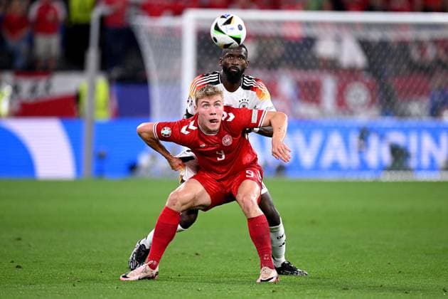 Fussball Euro 2024 Achtelfinale 29.06.2024 Deutschland - Daenemark Rasmus Hoejlund (vorne, Daenemark) gegen Antonio Ruediger (hinten, Deutschland)
