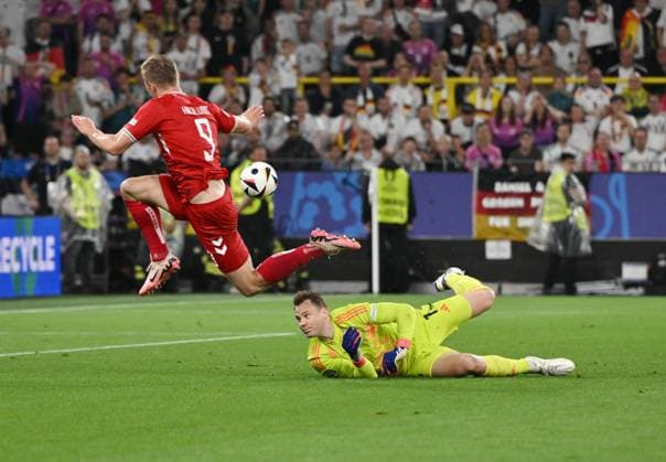 Torwart Manuel Neuer (Deutschland) rettet gegen Rasmus Hojlund (Dänemark), Rasmus Hojlund 29.06.2024, Fussball Europameisterschaft 2024, Achtelfinale Deutschland - Dänemark Dortmund Nordrhein Westfalen Deutschland