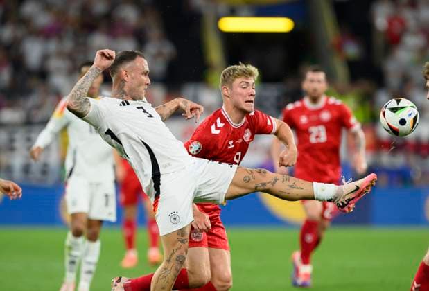 v.l. David RAUM (GER), Rasmus HOEJLUND (DEN), Aktion, Zweikampf, Achtelfinale, Match M37, Deutschland (GER) - Daenemark (DEN), am 29.06.2024 in Dortmund Deutschland. Fussball Europameisterschaft 2024 vom 14.06. - 14.07.2024 in Deutschland. Â