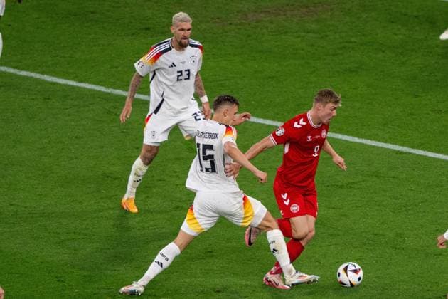 GER, EURO 2024, Achtelfinale, Deutschland (GER) vs Dänemark (DEN) 29.06.2024, BVB Stadium Dortmund, Dortmund, GER, EURO 2024, Achtelfinale, Deutschland (GER) vs Dänemark (DEN) Im Bild: Nico Schlotterbeck (Deutschland GER, 15); Rasmus Höjlund (Daenemark DEN, 09); im Zweikampf, Duell, Dynamik, Aktion, Action, Spielszene; Strafraum Szene