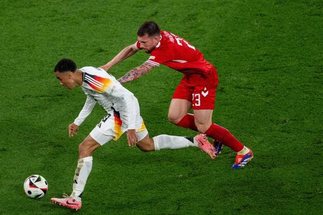 GER, EURO 2024, Achtelfinale, Deutschland (GER) vs Dänemark (DEN) 29.06.2024, BVB Stadium Dortmund, Dortmund, GER, EURO 2024, Achtelfinale, Deutschland (GER) vs Dänemark (DEN) Im Bild: Jamal Musiala (Deutschland GER, 10); Pierre-Emile Höjbjerg (Daenemark DEN, 23); im Zweikampf, Duell, Dynamik, Aktion, Action, Spielszene;