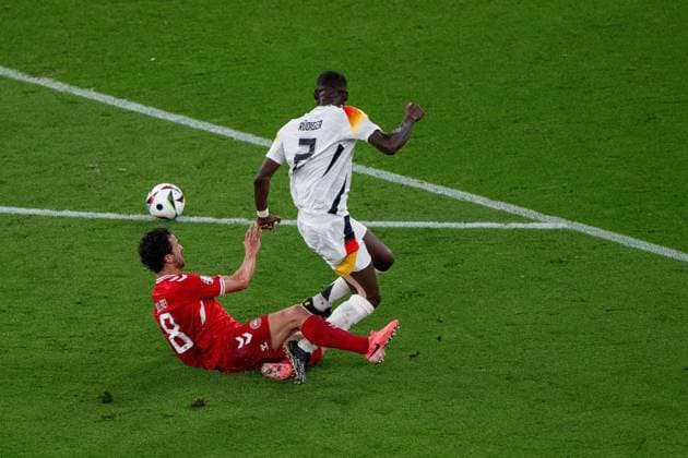 GER, EURO 2024, Achtelfinale, Deutschland (GER) vs Dänemark (DEN) 29.06.2024, BVB Stadium Dortmund, Dortmund, GER, EURO 2024, Achtelfinale, Deutschland (GER) vs Dänemark (DEN) Im Bild: Antonio Rüdiger (Deutschland GER, 02); Thomas Delaney (Daenemark DEN, 08); im Zweikampf, Duell, Dynamik, Aktion, Action, Spielszene;