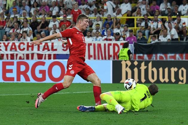 Fußball UEFA EURO, EM, Europameisterschaft,Fussball 2024 Achtelfinale Deutschland - Dänemark am 29.06.2024 im BVB Stadion Dortmund in Dortmund Rasmus Hojlund ( Dänemark ), links - Manuel Neuer ( Deutschland ), rechts