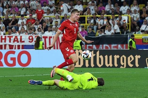 Fußball UEFA EURO, EM, Europameisterschaft,Fussball 2024 Achtelfinale Deutschland - Dänemark am 29.06.2024 im BVB Stadion Dortmund in Dortmund Rasmus Hojlund ( Dänemark ), links - Manuel Neuer ( Deutschland ), rechts