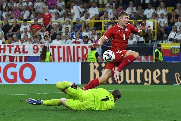 Fußball UEFA EURO, EM, Europameisterschaft,Fussball 2024 Achtelfinale Deutschland - Dänemark am 29.06.2024 im BVB Stadion Dortmund in Dortmund Manuel Neuer ( Deutschland ), links - Rasmus Hojlund ( Dänemark ), rechts