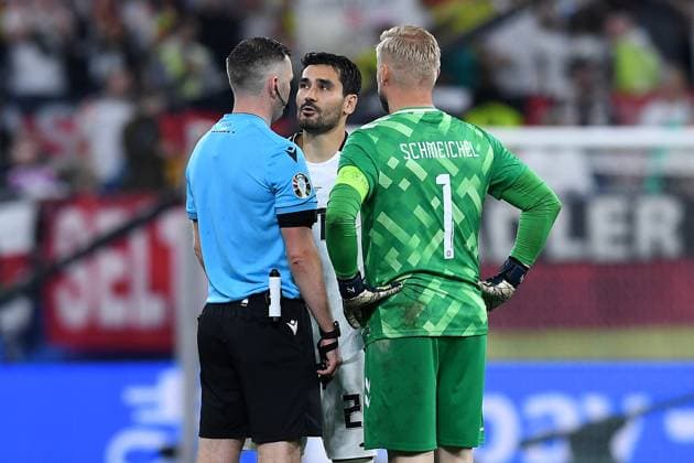 Fußball UEFA EURO, EM, Europameisterschaft,Fussball 2024 Achtelfinale Deutschland - Dänemark am 29.06.2024 im BVB Stadion Dortmund in Dortmund FIFA-Schiedsrichter Michael Oliver ( England ), Ilkay Gündogan ( Deutschland ), Kasper Schmeichel ( Dänemark )