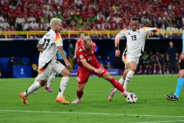 Leroy SanÃ 19 (Deutschland) im Zweikampf, Aktion, mit Christian Eriksen 10 (Daenemark), Deutschland vs. Daenemark, Fussball, UEFA EURO, EM, Europameisterschaft,Fussball 2024, Achtelfinale, 29.06.2024 Dortmund Nordrhein-Westfalen Deutschland