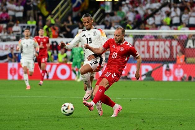 Leroy SanÃ 19 (Deutschland) im Zweikampf, Aktion, mit Christian Eriksen 10 (Daenemark), Deutschland vs. Daenemark, Fussball, UEFA EURO, EM, Europameisterschaft,Fussball 2024, Achtelfinale, 29.06.2024 Dortmund Nordrhein-Westfalen Deutschland