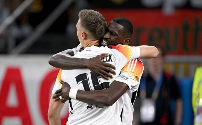 Fussball Euro 2024 Achtelfinale 29.06.2024 Deutschland - Daenemark Deutschland Jubel Nico Schlotterbeck (li.) mit Antonio Ruediger (re.)