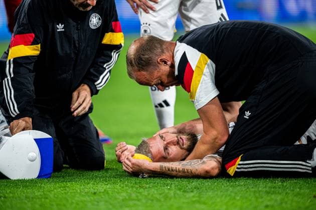 240629 Robert Andrich of Germany with the medical team during the UEFA EURO, EM, Europameisterschaft,Fussball 2024 Football Championship round of 16 match between Germany and Denmark on June 29, 2024 in Dortmund. Photo: Jesper Zerman BILDBYRAN kod JZ JZ0545 fotboll football soccer fotball fotbolls-em europamästerskap em uefa euro uefa european football championship euro 2024 tyskland germany danmark denmark bbeng Copyright: JESPERxZERMAN BB240629JZ095
