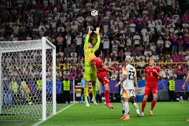 Manuel Neuer 1 (Deutschland) im Zweikampf, Aktion, mit Thomas Delaney 8 (Daenemark), Deutschland vs. Daenemark, Fussball, UEFA EURO, EM, Europameisterschaft,Fussball 2024, Achtelfinale, 29.06.2024 Dortmund Nordrhein-Westfalen Deutschland