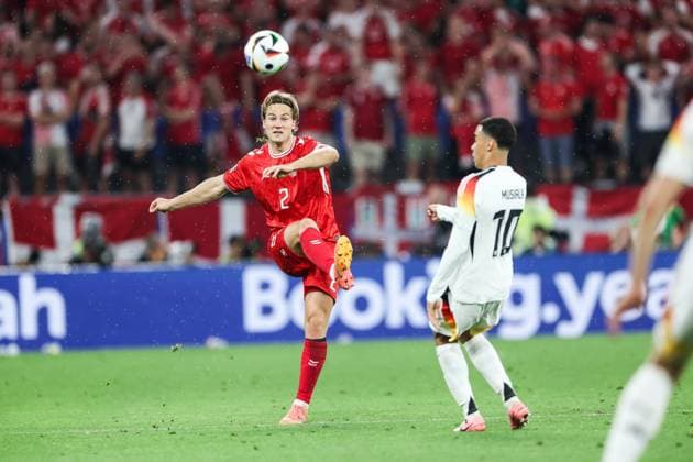 Fussball, UEFA EURO, EM, Europameisterschaft,Fussball 2024 Achtelfinale Deutschland - Dänemark 29.06.2024, BVB Stadium Dortmund Joachim Christian Andersen (Dänemark, 2) Jamal Musiala (Deutschland, 10) Dortmund BVB Stadium Dortmund Nordrhein-Westfahlen Deutschland