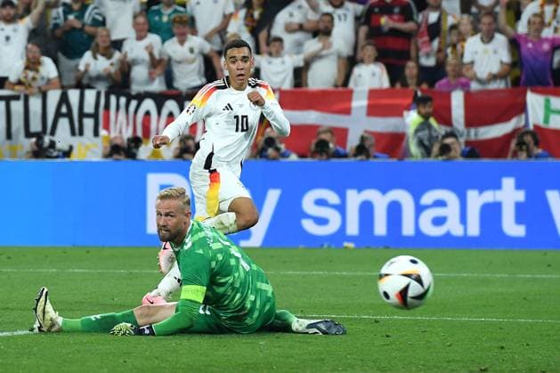 Fußball UEFA EURO, EM, Europameisterschaft,Fussball 2024 Achtelfinale Deutschland - Dänemark am 29.06.2024 im BVB Stadion Dortmund in Dortmund Torschuss Tor zum 2:0 durch Jamal Musiala ( Deutschland )