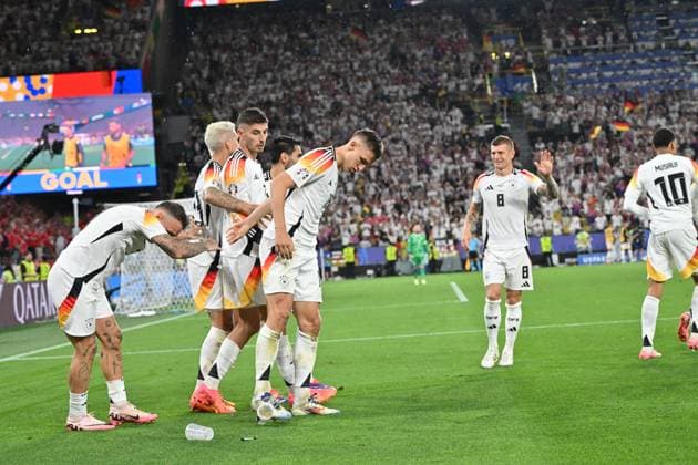 29.06.2024, xjrdrx, Fussball EM 2024 1 8 Finale, Deutschland - Dänemark emspor, v.l. Torjubel nach dem Tor zum celebrating the goal celebrate 1:0 durch Kai Havertz (Deutsche Fussball Nationalmannschaft DFB) Handelfmeter Elfmeter Emotionen, Dänische Fans werfen Bierbecher (UEFA REGULATIONS PROHIBIT ANY USE OF PHOTOGRAPHS as IMAGE SEQUENCES and or QUASI-VIDEO) Dortmund