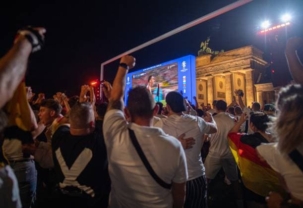Fussball, Herren, Saison 2023 24, Euro 2024 (Achtelfinale) in Dortmund, Deutschland - Dänemark, Fans schauen das Spiel auf der Fanmeile in Berlin, Jubel nach Tor zum 2:0 durch Jamal Musiala, 29.06. 2024, Copyright: xSebastianxRäppold MatthiasxKochx